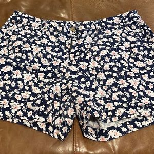 Navy floral shorts 🌸